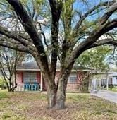 view of front facade with a front yard