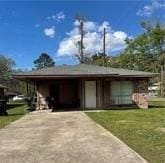 view of front of home featuring a front lawn