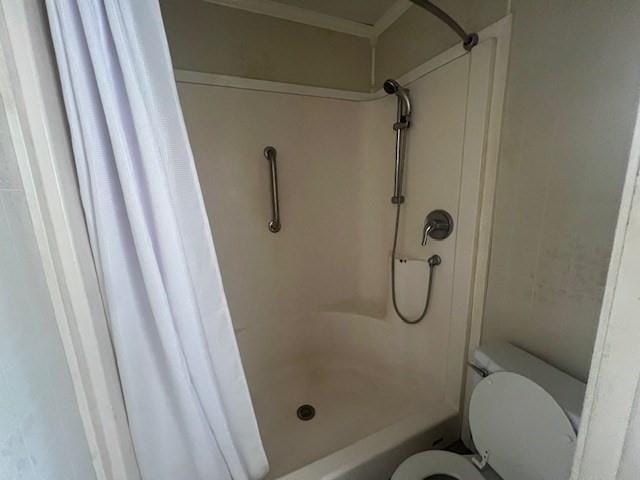 119 Crestwood Dr, Houma, LA 70364 - bathroom featuring toilet and curtained shower