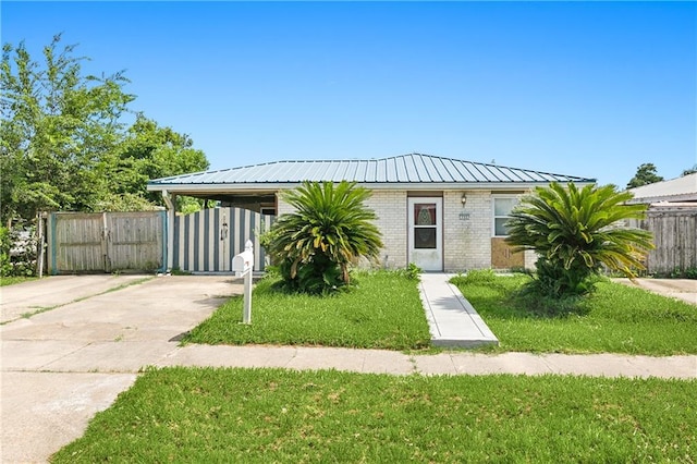 view of front of home featuring a carport and a front yard