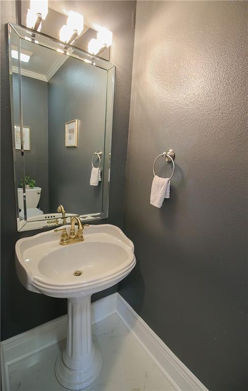 bathroom featuring ornamental molding