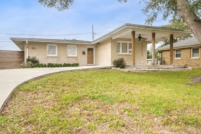 single story home with ceiling fan and a front yard