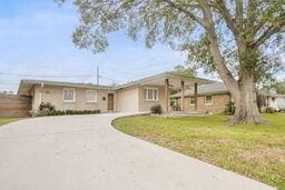 single story home featuring a front yard