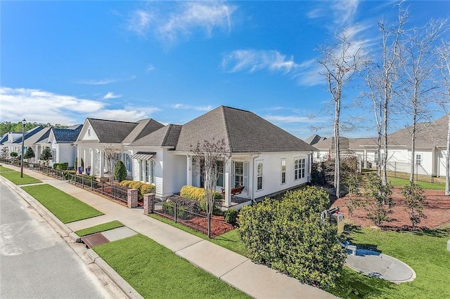 view of front of property featuring a front yard