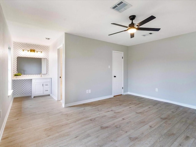 unfurnished room featuring light hardwood / wood-style floors and ceiling fan