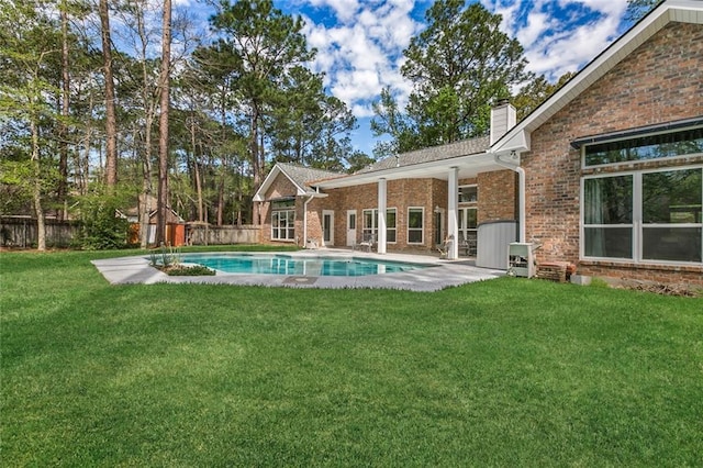 view of swimming pool with a yard