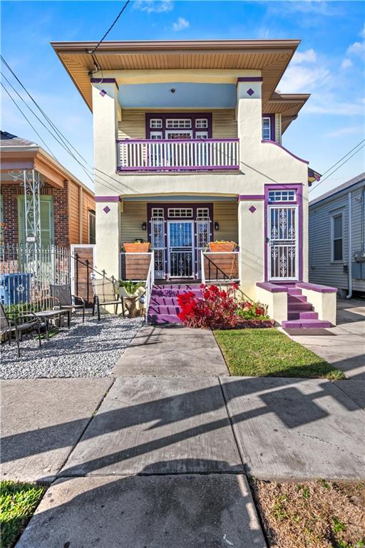 view of front of house with a balcony