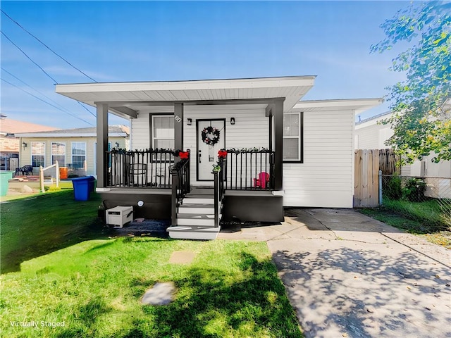 view of front of home featuring a porch and a front lawn