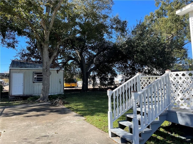 view of yard with an outdoor structure