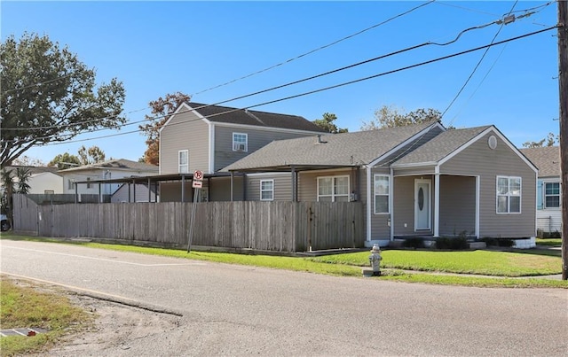 view of front of property featuring a front lawn