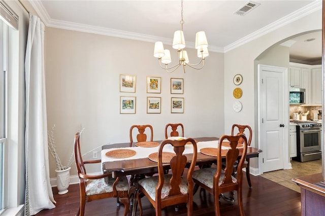 dining space featuring a notable chandelier, light hardwood / wood-style floors, and crown molding