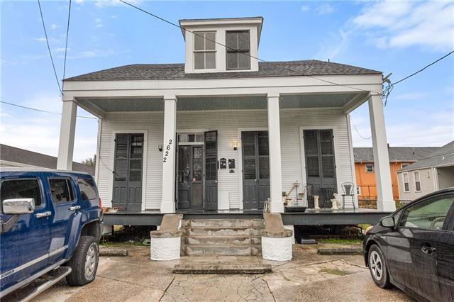 view of front of property with a shingled roof and covered porch