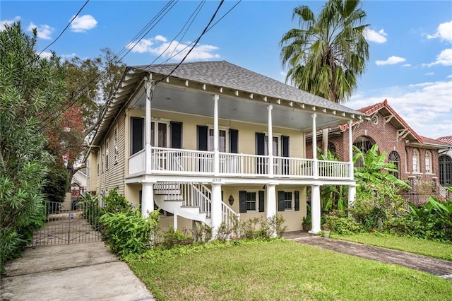 view of front facade featuring covered porch and a front yard