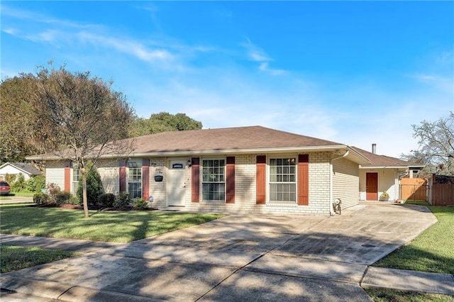 ranch-style home featuring a front lawn