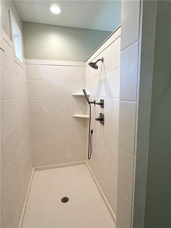 bathroom featuring tiled shower