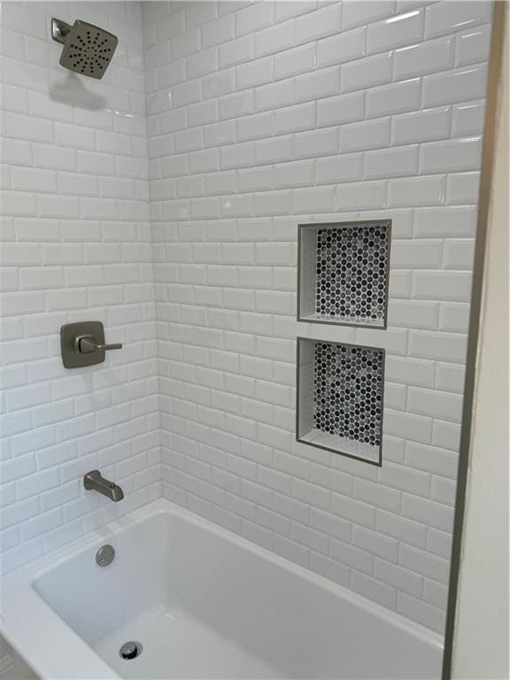 bathroom featuring tiled shower / bath combo