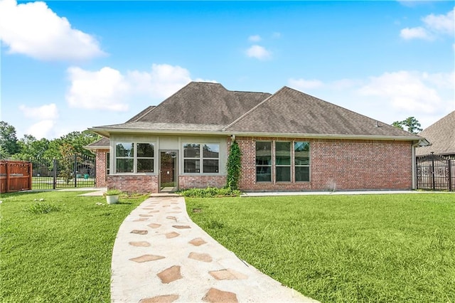 view of front of home featuring a front yard