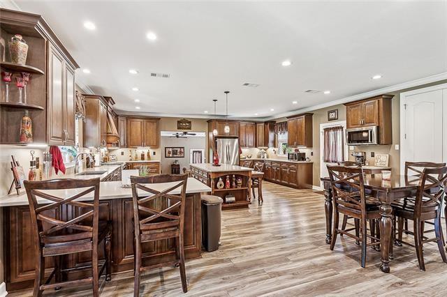 dining room featuring light hardwood / wood-style floors, sink, and crown molding