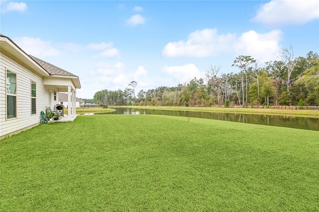 view of yard featuring a water view