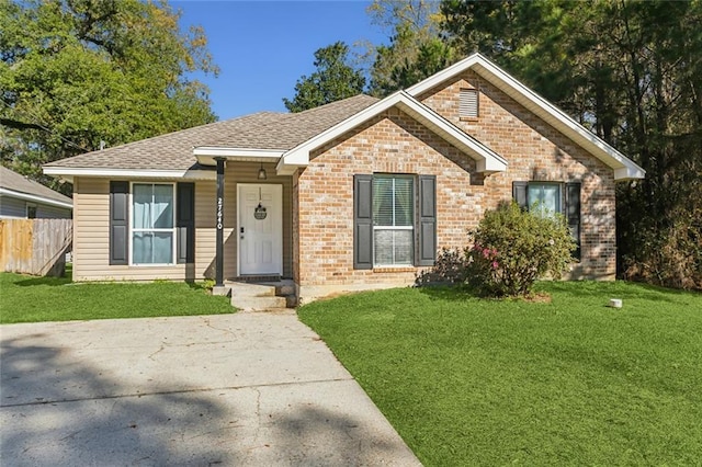 view of front of property featuring a front yard