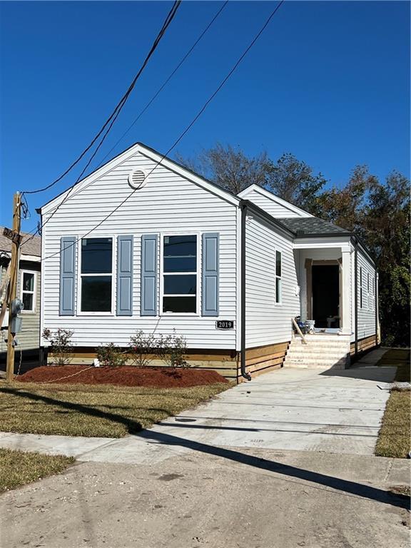 view of front of home with a front yard