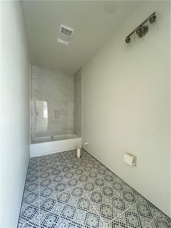 bathroom with tiled shower / bath combo