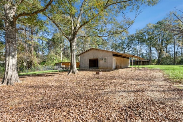 view of yard with an outdoor structure