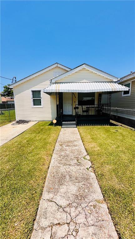 view of front of property featuring a front yard and a porch