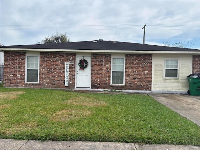 single story home featuring a front lawn