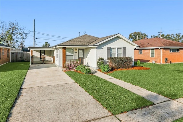 view of front of house featuring a carport and a front lawn