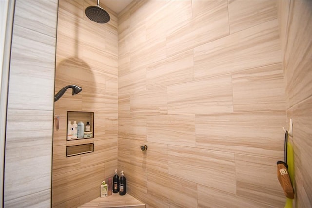 bathroom featuring a tile shower