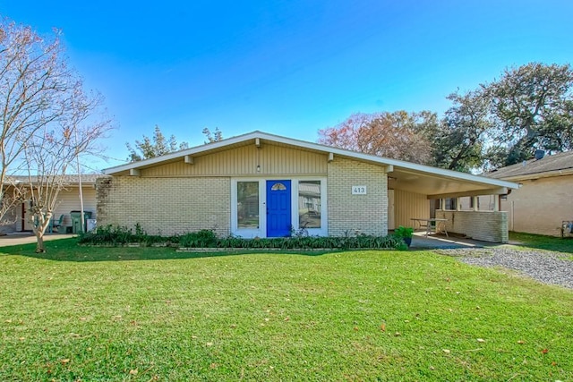 view of front of house featuring a carport and a front lawn