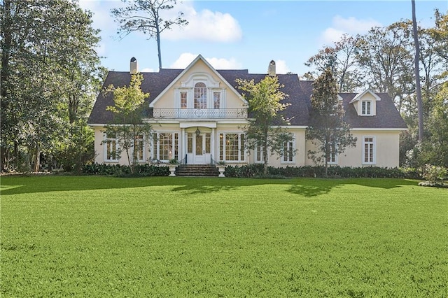 view of front of house featuring a front lawn