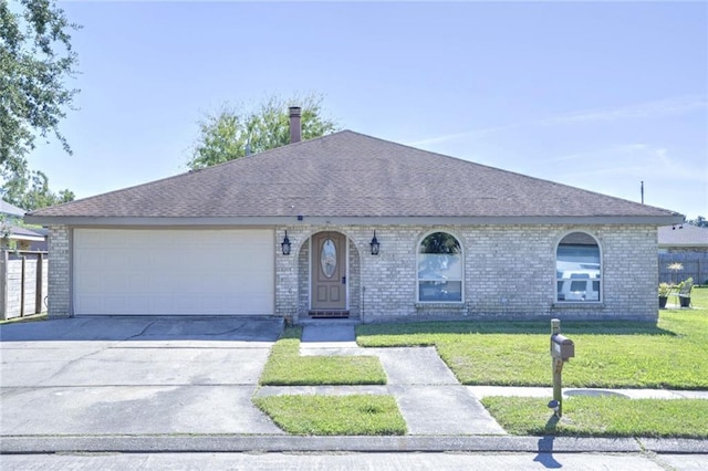 view of front of property featuring a front yard and a garage