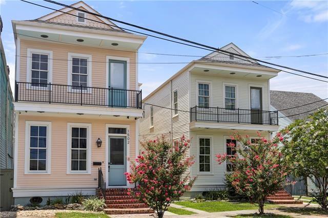 view of front of property with a balcony