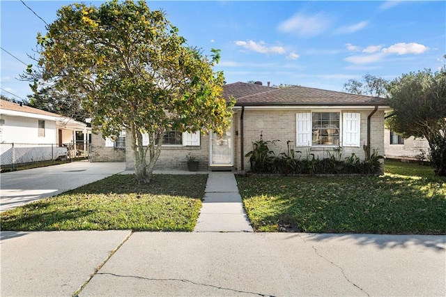 bungalow featuring a front lawn