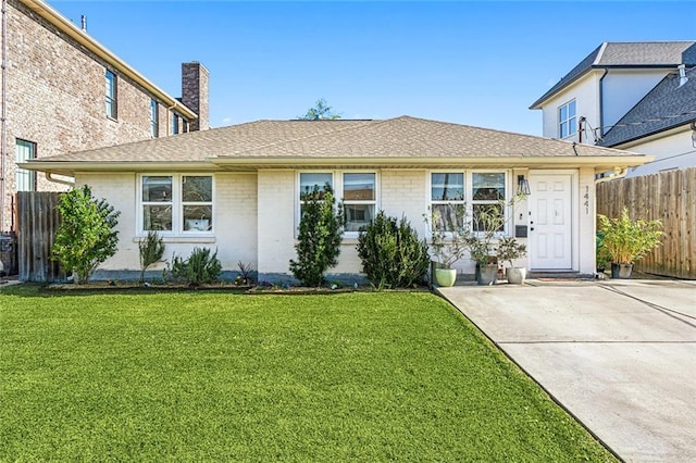 view of front of property with a front yard