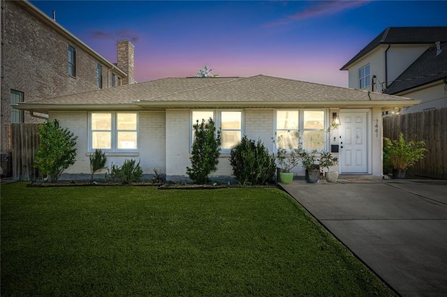 view of front of property featuring a lawn