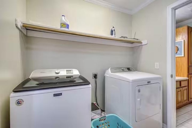 laundry room featuring independent washer and dryer and crown molding