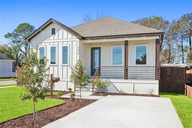 view of front facade with a front lawn