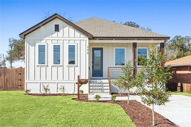 view of front of property featuring a front lawn