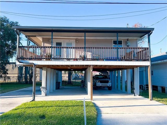 view of front of house featuring a front lawn and a carport