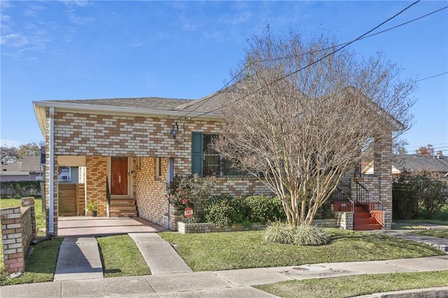 view of front of home featuring a front lawn