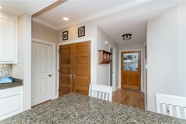 foyer featuring light hardwood / wood-style flooring and ornamental molding