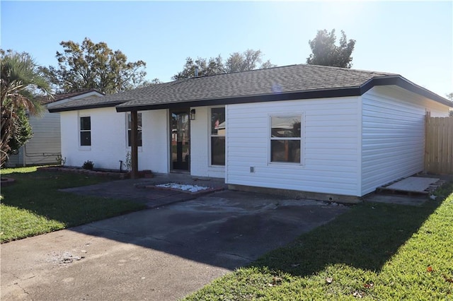 view of front of property featuring a front lawn