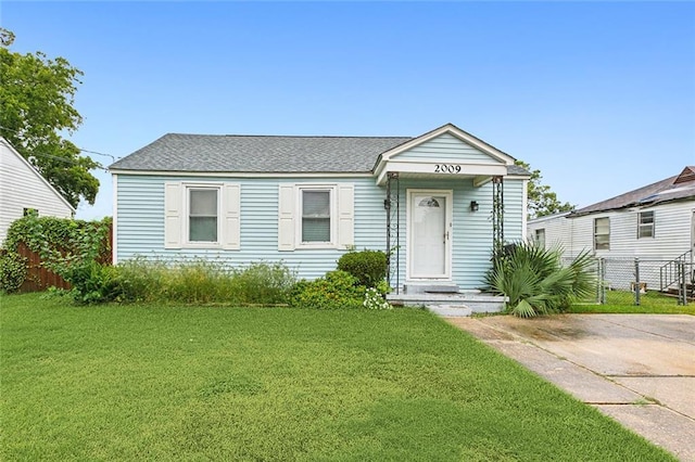 view of front of house with a front lawn