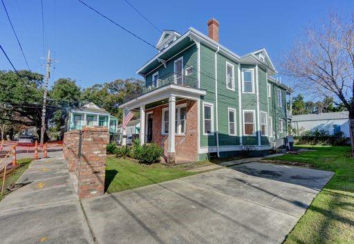 view of front of property with a front lawn