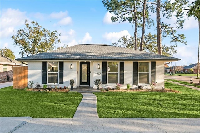 ranch-style house featuring a front yard