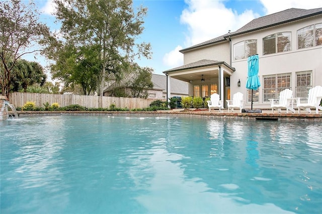 view of swimming pool with pool water feature and ceiling fan