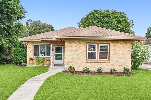 view of front facade featuring a front lawn